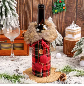 Détail du couvre-bouteille de vin de Noël avec motif à carreaux et col en fausse fourrure