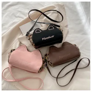 Sacs bandoulière avec oreilles de chat en rose, noir et marron, détails en peluche léopard.