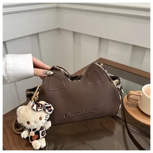 Détail d'un sac à bandoulière mignon avec oreilles de chat et bordure en peluche