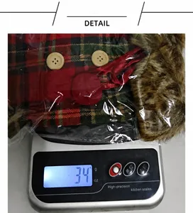 Vue détaillée de la mesure de 34g pour ce couvre-bouteille de Noël en peluche écossais