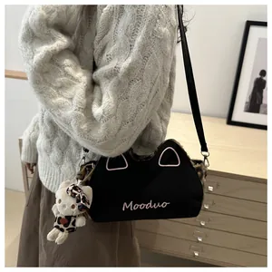 Vue détaillée d'un sac à bandoulière noir en forme d'oreilles de chat brodé Mooduo