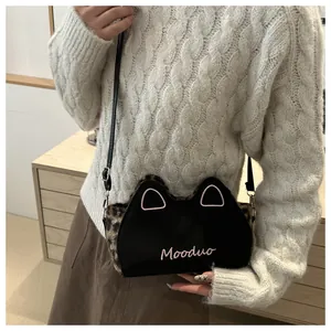 Gros plan détaillé d'un sac à bandoulière en peluche chat avec broderie rose Mooduo