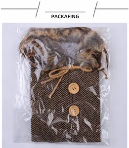 Détail du cache-bouteille de Noël avec bordure en fausse fourrure sous emballage