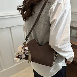 Sac à bandoulière marron en forme d'oreilles de chat avec détails en peluche léopard