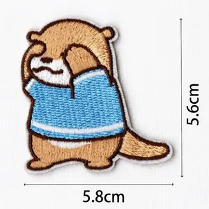 Parche bordado de nutria de dibujos animados de 5,8 cm x 5,6 cm sobre fondo blanco