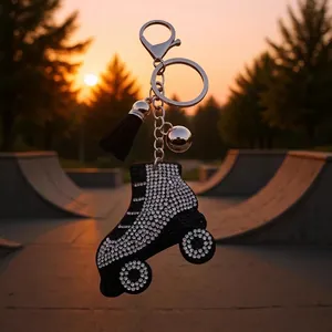 Detalle macro de un llavero de patines con diamantes de imitación brillantes al atardecer