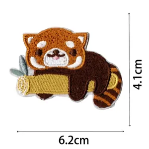 Vista detallada del parche bordado de panda rojo de dibujos animados de 6,2x4,1 cm
