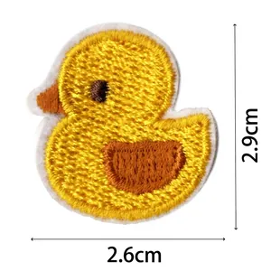 Detalle de un parche bordado de patito amarillo con dimensiones 2,6 cm x 2,9 cm.