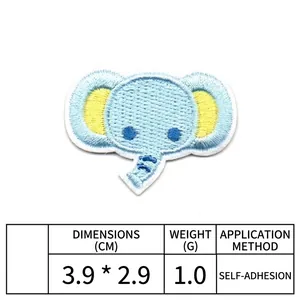 Detalle de un parche bordado de elefante azul con las dimensiones y el peso del producto