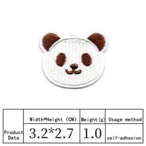 Vista detallada de un pequeño parche bordado de panda con especificaciones de tamaño.