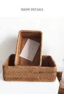 Λεπτομερής λήψη ορθογώνιων πλεκτών καλαθιών ρατάν για την οργάνωση του γραφείου.