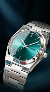 Primer plano de reloj de cuarzo de lujo para hombre con esfera verde y correa de acero.