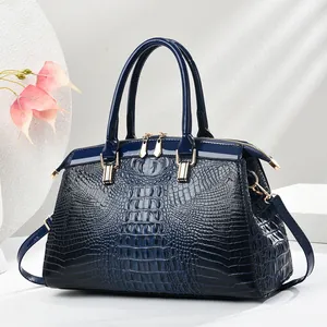 Elegante donkerblauwe laks leren handtas met krokodillenstructuur en gouden hardware