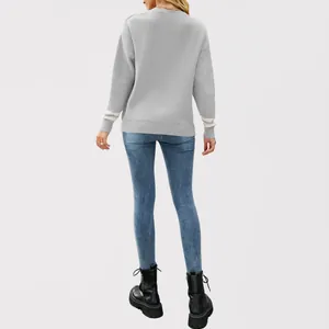 Vista posteriore di un maglione grigio lavorato a maglia da donna con scollo rotondo e polsini