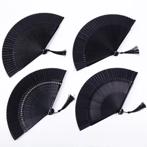 Set de cuatro elegantes abanicos plegables negros lacados con borlas y patrones calados