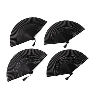 Juego de cuatro elegantes abanicos chinos negros con borlas y detalles calados finos