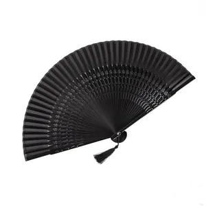 Vista detallada de un abanico plegable negro elegante con motivos de rosas y borla negra