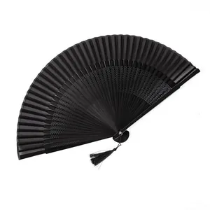 Elegante abanico plegable lacado en negro estilo chino con borla y varillas caladas