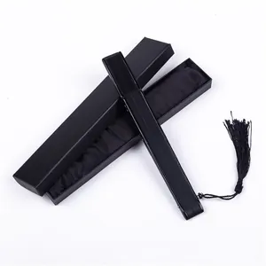 Primer plano de abanico plegable lacado negro con borla elegante y caja de regalo