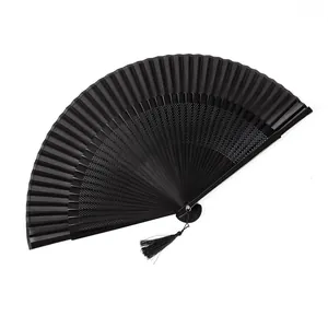 Elegante abanico plegable lacado en negro con borla de estilo chino para danza.