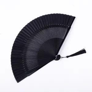 Éventail pliant en laque noire élégante avec pompon décoratif pour danse chinoise