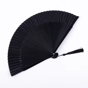 Élégant éventail pliable noir classique avec pompon assorti pour la danse ou la déco.