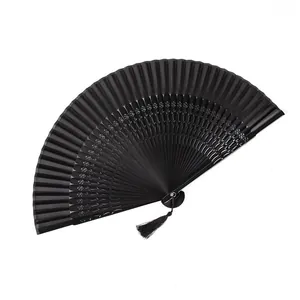 Elegante ventaglio pieghevole cinese laccato nero con nappa decorativa in seta
