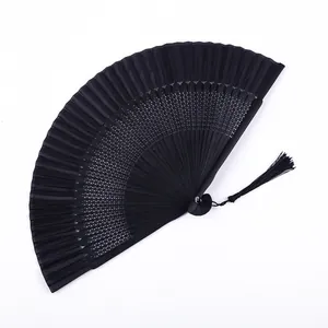 Élégant éventail pliant laqué noir de style chinois avec un gland décoratif en soie