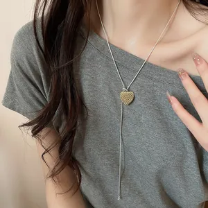 Collana lunga regolabile in argento minimalista con ciondolo a cuore in rete dorata
