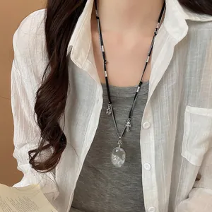 Collana lunga argento minimalista con pendente a goccia in cristallo e croce