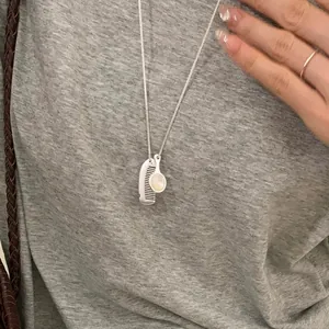 Collana lunga regolabile in argento minimalista con ciondoli creativi a pettine e specchio