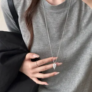 Collana lunga con ciondolo a cuore in argento minimalista da donna, accessorio moda elegante