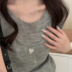 Collana lunga minimalista in argento con pendente a cuore testurizzato e regolabile.