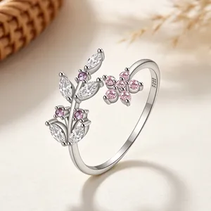 Vue détaillée d'une bague ajustable en argent 925 avec fleur rose et motif feuille.