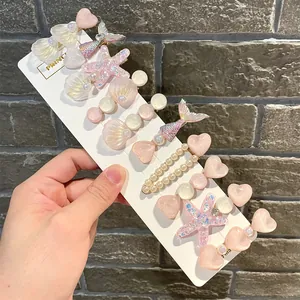 Detailansicht von rosa schillernden Meerjungfrau Muschel Haarspangen für kleine Mädchen