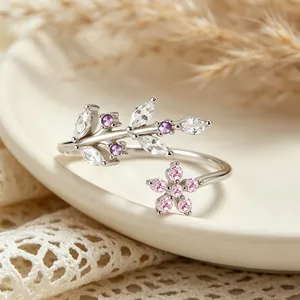 Gros plan détaillé de la bague en argent motif feuille et fleur avec zircons roses