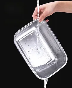 Detail van het wassen van een 304 roestvrijstalen rechthoekige lunchbox onder water