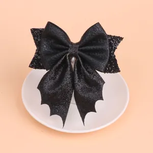 Detalle de lazo murciélago de Halloween negro con purpurina y cuero sintético