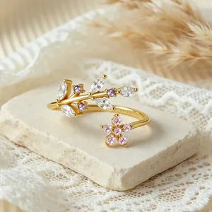 Gros plan détaillé sur bague en argent 925 avec motif de branche et fleur rose
