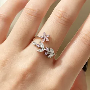 Gros plan d'une bague ouverte en argent 925 avec motifs de feuilles et de fleurs