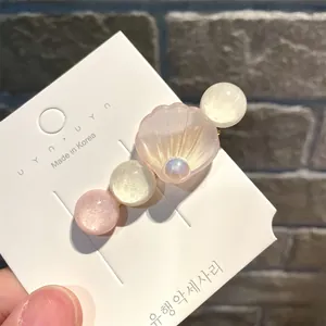 Detailansicht einer Haarspange mit Muschel-Design, Perlen und Glitzerperlen