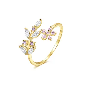Gros plan d'une bague en argent S925 avec motif de feuilles en CZ et fleur rose, ajustable.