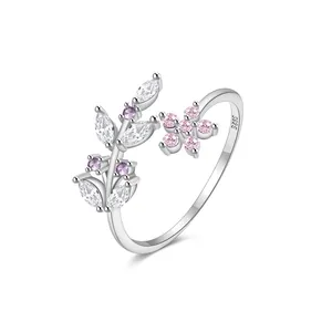Détail de la bague ouverte en argent 925 avec fleur rose et motif de feuille