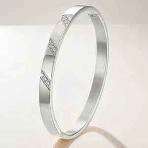 Bracelet jonc minimaliste en acier titane argenté avec rangées de zircons