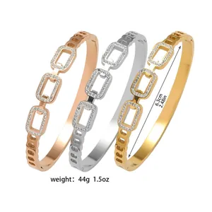 Trois joncs en acier titane avec maillons rectangulaires en zircon pavé trois couleurs