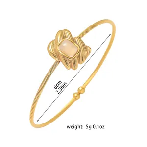 Eleganter goldener gedrehter Armreif mit rechteckigem Steinakzent und präzisen Größenangaben
