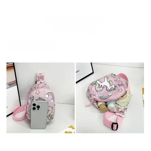 Détail du sac de poitrine licorne rose pour enfant montrant la capacité et la taille.