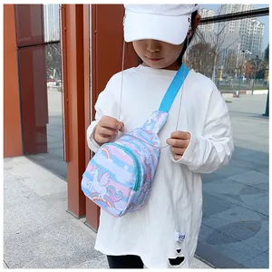 Vue latérale d'un enfant portant un sac à bandoulière licorne et arc-en-ciel coloré