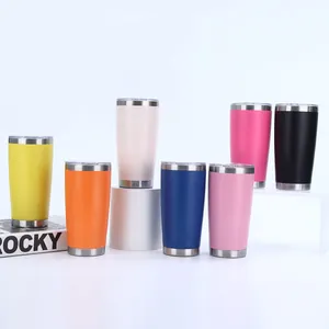 Vielfalt an bunten 20oz vakuumisolierten Edelstahlbechern auf weißem Displayständer.