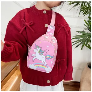 Vue détaillée d'un sac de poitrine rose avec licorne de dessin animé pour enfant